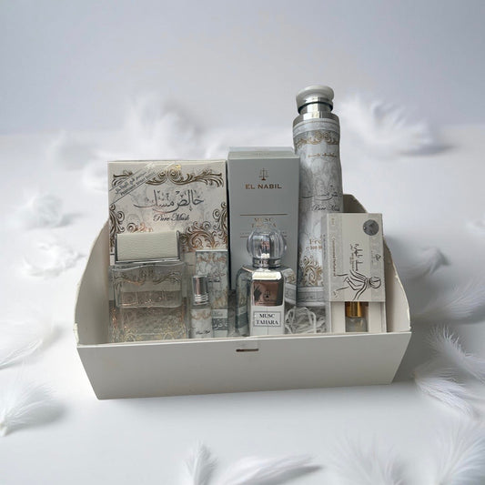 Coffret Pure Muske , élégant ensemble parfumé au musc blanc, présenté dans un écrin raffiné et minimaliste, symbole de pureté et de fraîcheur, idéal comme cadeau ou pour se faire plaisir.