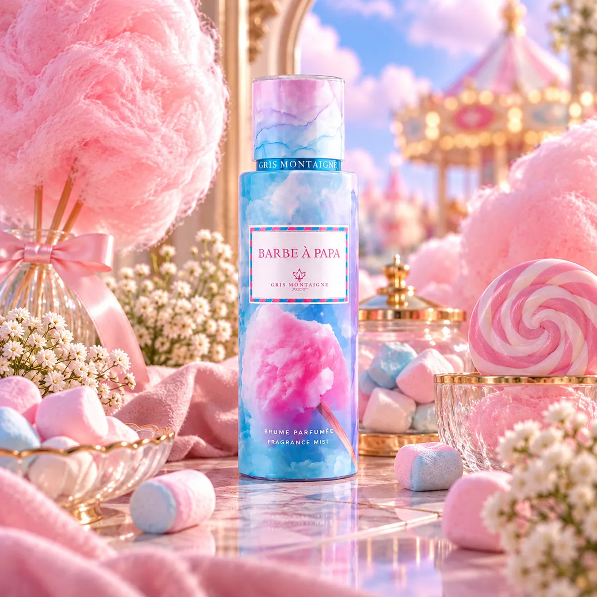 Brume parfumée Barbe à Papa Gris Montaigne dans une ambiance gourmande rose et bleu pastel avec barbe à papa et bonbons