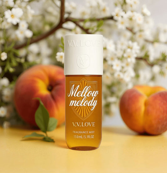 Brume parfumée Mellow Melody 150 ml avec notes pêche juteuse, jasmin délicat et musc doux, parfum frais et fruité pour corps, cheveux et vêtements.