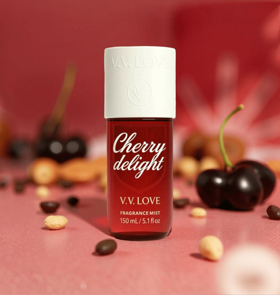 Brume parfumée Cherry Delight 150 ml avec notes cerise noire, vanille gourmande, jasmin doux, ambre chaud et musc délicat