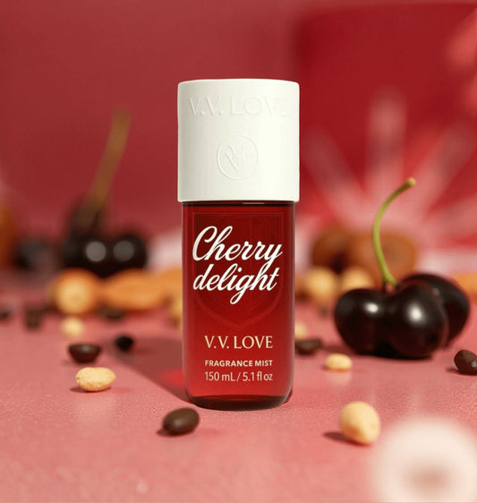 Brume parfumée Cherry Delight 150 ml avec notes cerise noire, vanille gourmande, jasmin doux, ambre chaud et musc délicat